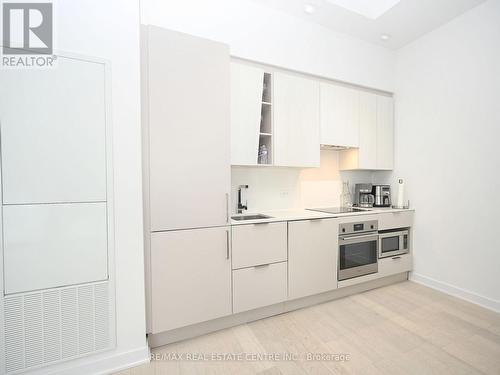 6004 - 3900 Confederation Parkway, Mississauga, ON - Indoor Photo Showing Kitchen