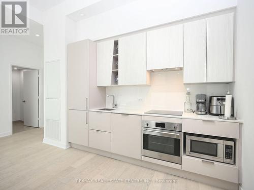 6004 - 3900 Confederation Parkway, Mississauga, ON - Indoor Photo Showing Kitchen