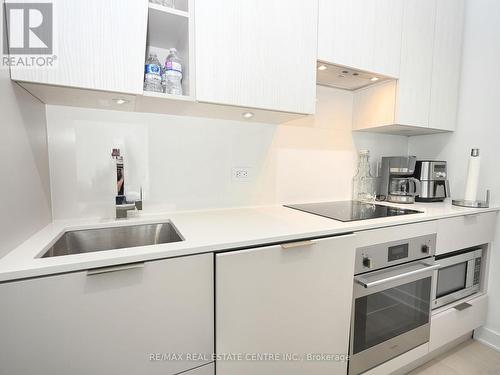 6004 - 3900 Confederation Parkway, Mississauga, ON - Indoor Photo Showing Kitchen