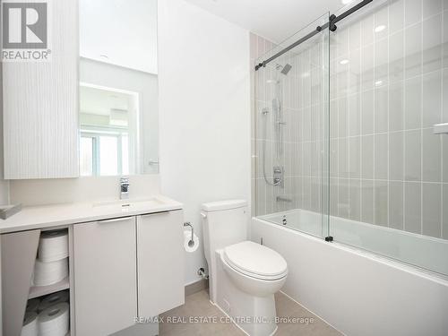 6004 - 3900 Confederation Parkway, Mississauga, ON - Indoor Photo Showing Bathroom