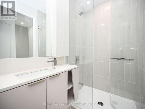 6004 - 3900 Confederation Parkway, Mississauga, ON - Indoor Photo Showing Bathroom