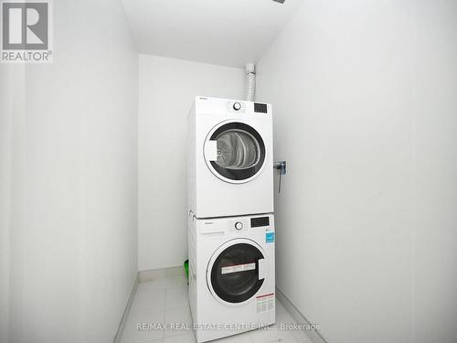 6004 - 3900 Confederation Parkway, Mississauga, ON - Indoor Photo Showing Laundry Room