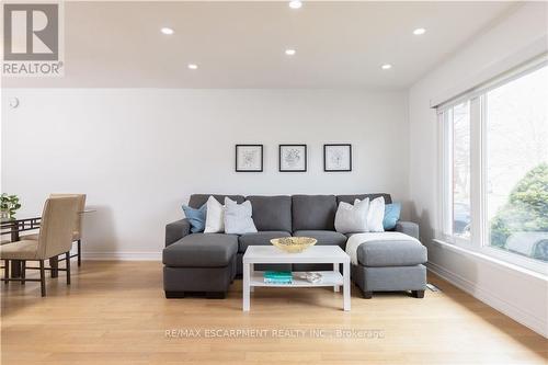 138 Oakdale Drive, Oakville, ON - Indoor Photo Showing Living Room