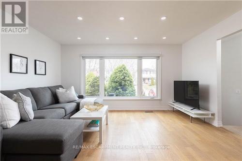 138 Oakdale Drive, Oakville, ON - Indoor Photo Showing Living Room