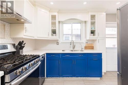 138 Oakdale Drive, Oakville, ON - Indoor Photo Showing Kitchen With Double Sink