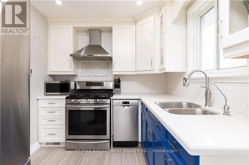 138 Oakdale Drive, Oakville, ON - Indoor Photo Showing Kitchen With Double Sink