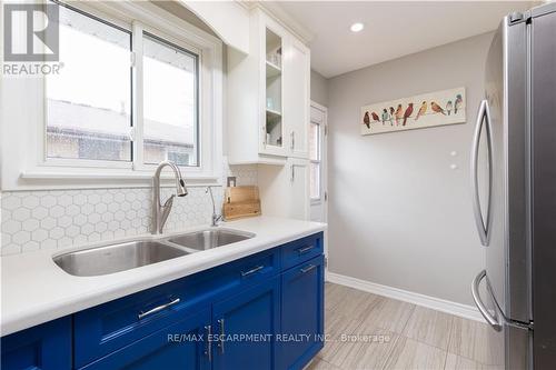 138 Oakdale Drive, Oakville, ON - Indoor Photo Showing Kitchen With Double Sink