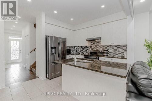 328 Bedrock Drive, Hamilton, ON - Indoor Photo Showing Kitchen