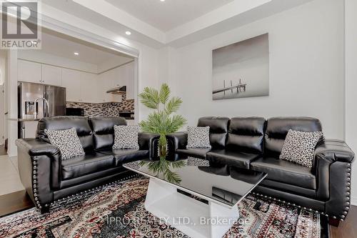 328 Bedrock Drive, Hamilton (Stoney Creek Mountain), ON - Indoor Photo Showing Living Room