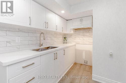 328 Bedrock Drive, Hamilton (Stoney Creek Mountain), ON - Indoor Photo Showing Kitchen With Double Sink With Upgraded Kitchen