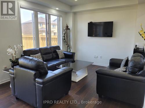 328 Bedrock Drive, Hamilton, ON - Indoor Photo Showing Living Room
