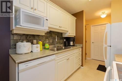 110 425 115Th Street E, Saskatoon, SK - Indoor Photo Showing Kitchen With Double Sink