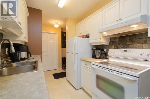 110 425 115Th Street E, Saskatoon, SK - Indoor Photo Showing Kitchen With Double Sink