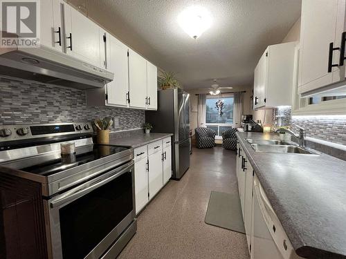 196 Timcor Cres, Timmins, ON - Indoor Photo Showing Kitchen With Double Sink