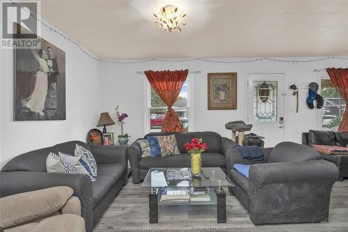 732 Vanier Street, Windsor, ON - Indoor Photo Showing Living Room