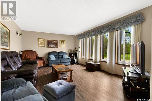 512 Dominion Street, Kelliher, SK - Indoor Photo Showing Living Room