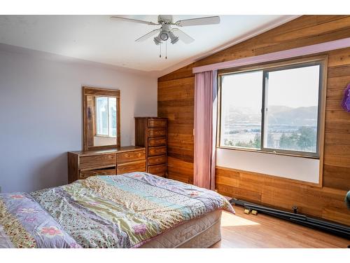 1621 Evans Rd, Creston, BC - Indoor Photo Showing Bedroom