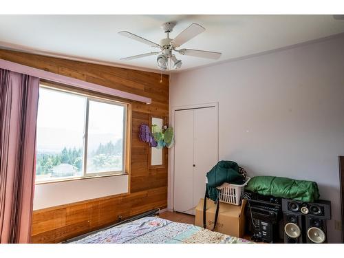 1621 Evans Rd, Creston, BC - Indoor Photo Showing Bedroom