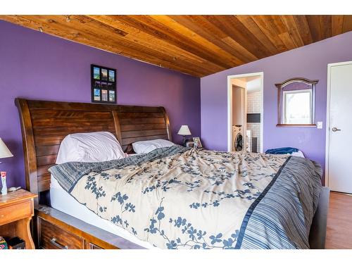 1621 Evans Rd, Creston, BC - Indoor Photo Showing Bedroom