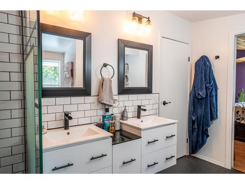 1621 Evans Rd, Creston, BC - Indoor Photo Showing Bathroom