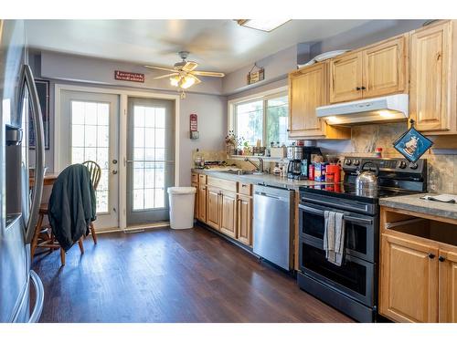 1621 Evans Rd, Creston, BC - Indoor Photo Showing Kitchen