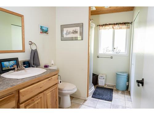1621 Evans Rd, Creston, BC - Indoor Photo Showing Bathroom