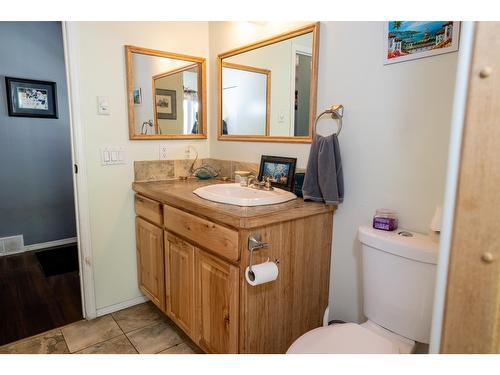 1621 Evans Rd, Creston, BC - Indoor Photo Showing Bathroom