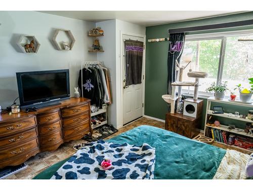 1621 Evans Rd, Creston, BC - Indoor Photo Showing Bedroom