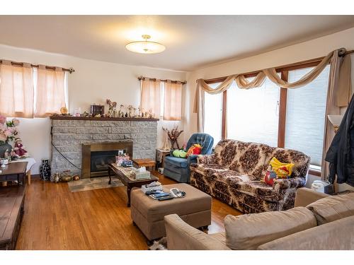 131 14Th Avenue N, Creston, BC - Indoor Photo Showing Living Room With Fireplace