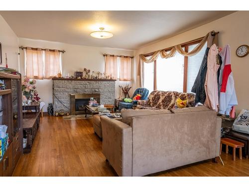 131 14Th Avenue N, Creston, BC - Indoor Photo Showing Living Room With Fireplace