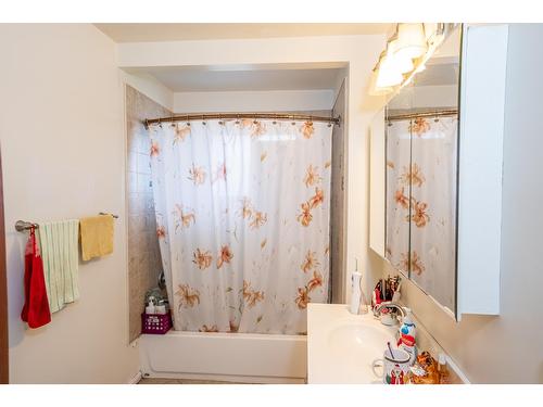 131 14Th Avenue N, Creston, BC - Indoor Photo Showing Bathroom
