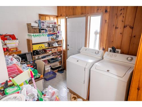 131 14Th Avenue N, Creston, BC - Indoor Photo Showing Laundry Room