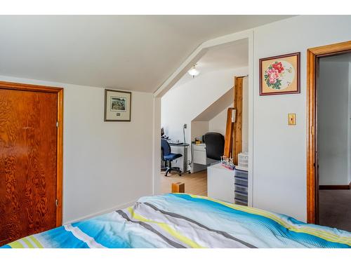 131 14Th Avenue N, Creston, BC - Indoor Photo Showing Bedroom