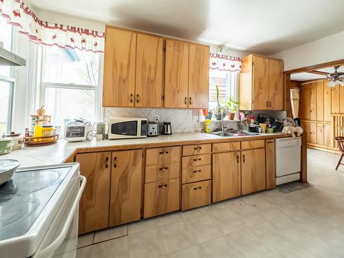 131 14Th Avenue N, Creston, BC - Indoor Photo Showing Kitchen With Double Sink