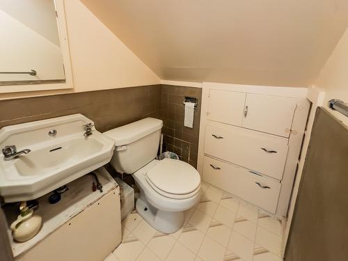 131 14Th Avenue N, Creston, BC - Indoor Photo Showing Bathroom