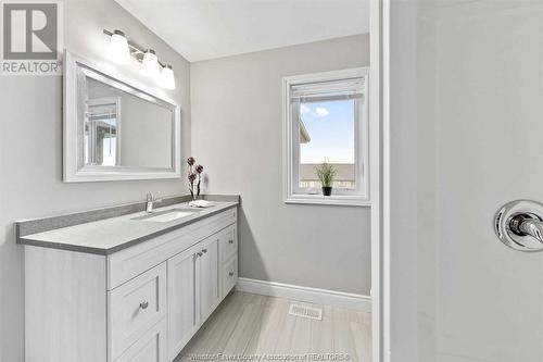 1206 Kamloops, Windsor, ON - Indoor Photo Showing Bathroom