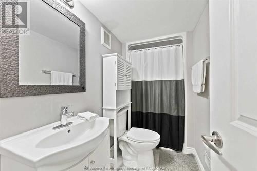 1206 Kamloops, Windsor, ON - Indoor Photo Showing Bathroom