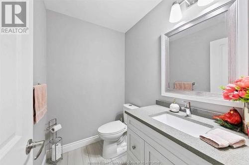 1206 Kamloops, Windsor, ON - Indoor Photo Showing Bathroom