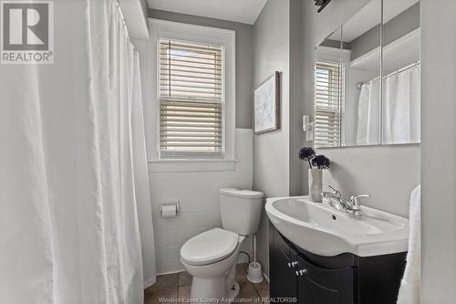 1347 Windermere Road, Windsor, ON - Indoor Photo Showing Bathroom
