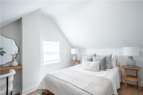 51 East 23Rd Street, Hamilton, ON - Indoor Photo Showing Bedroom