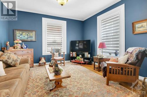 23 Ontario Street, South Dundas, ON - Indoor Photo Showing Living Room