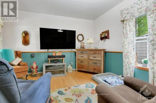 23 Ontario Street, South Dundas, ON - Indoor Photo Showing Living Room