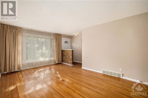 Living Room - 980 Bathgate Drive, Ottawa, ON - Indoor Photo Showing Other Room