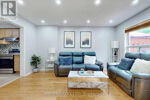7204 Frontier Ridge, Mississauga, ON - Indoor Photo Showing Living Room
