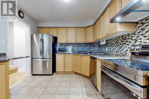 7204 Frontier Ridge, Mississauga, ON - Indoor Photo Showing Kitchen