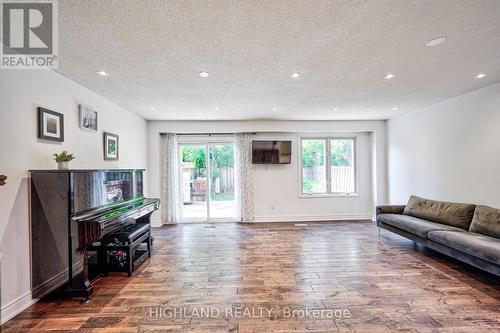 4142 Teakwood Drive, Mississauga, ON - Indoor Photo Showing Living Room