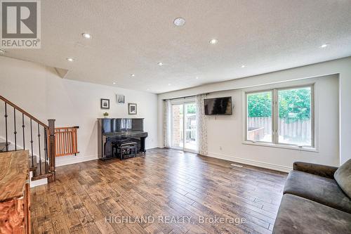 4142 Teakwood Drive, Mississauga, ON - Indoor Photo Showing Living Room