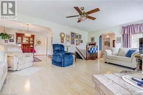 989 Silver Lake Rd, Sauble Beach South, ON - Indoor Photo Showing Living Room