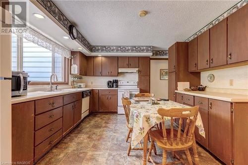 989 Silver Lake Rd, Sauble Beach South, ON - Indoor Photo Showing Kitchen