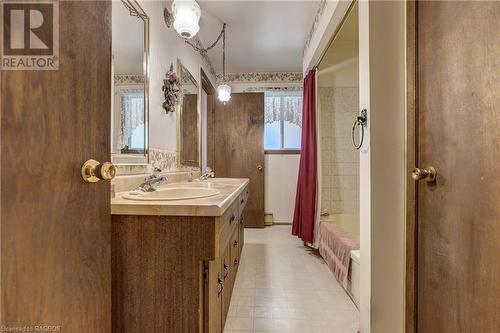 989 Silver Lake Rd, Sauble Beach South, ON - Indoor Photo Showing Bathroom